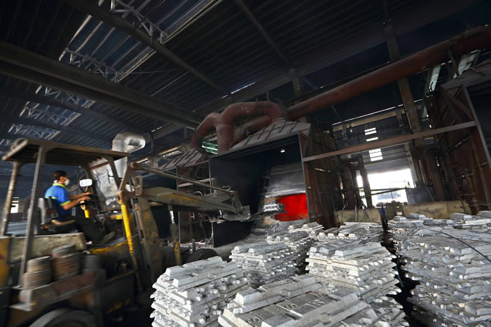熔鑄車間-鋁錠熔化-工業鋁型材生產廠家
